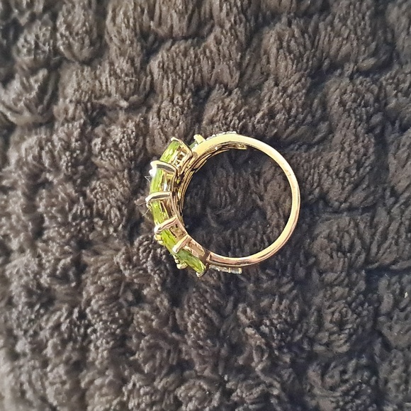 Arizona Peridot Leaf Cluster Ring in Vermeil Yellow Gold Over Sterling Silver - Picture 4 of 4